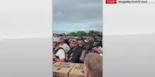 Usa, Trump porta pizza e hamburger alla polizia a Washingto