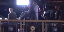 Assurdo Shaq: fa bicipiti sollevando un collaboratore