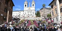 Roma, auto finisce su scalinata di Trinità dei Monti: soccorso 81enne