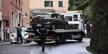 Auto senza freno a mano, donna muore schiacciata a Genova