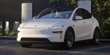 Tesla Model Y, maniglie delle portiere sotto indagine negli Usa