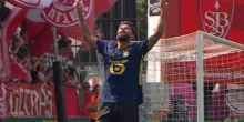 Olivier Giroud festeggia il ritorno in Ligue 1 segnando subito un gol