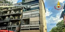 Esplosione in un condominio di Collegno, si scava sotto le macerie