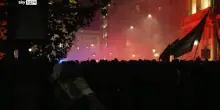 Corteo Roma: molotov contro polizia, auto data alle fiamme