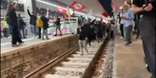 Manifestanti Pro Pal occupano i binari a Napoli