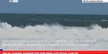Rio de Janeiro, mareggiata con onde alte quasi 4 metri