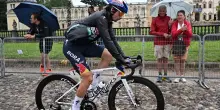 Roglic si ritira dopo la terza caduta al Giro