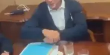 Macron nasconde fazzoletto e si diffonde fake news: 'Cocaina'. VIDEO