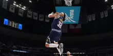 NBA, Jokic la alza, Aaron Gordon schiaccia in 360 al volo