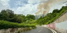 Incendio a Roma sulla collina di Monte Mario: chiuse alcune strade