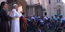 Il Giro d'Italia in Vaticano, Papa Leone XIV saluta i ciclisti. VIDEO