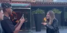 Ragazze chiedono a Lamine Yamal di scattare una foto, ma non lo riconoscono
