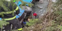 Pullman fuori strada precipita in un torrente in Valtellina