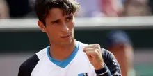 Gigante da sogno: batte Tsitsipas e va al 3° turno