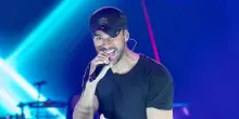 Enrique Iglesias compie 50 anni, le 5 canzoni più famose del cantante