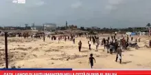 Gaza, lancio di aiuti umanitari nella città di Deir Al-Balah