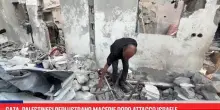 Gaza, palestinesi perlustrano macerie dopo attacco Israele