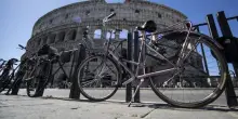 Roma, turista scavalca la recinzione del Colosseo e resta infilzato
