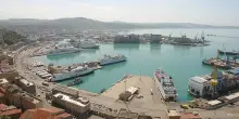 Barca in fiamme a dieci miglia dalla costa, tre persone in salvo