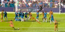 Il super gol di Eze su punizione viene annullato: il motivo è insolito