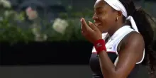 Gauff a occhi... chiusi? Serve, ma Zheng non è in campo. VIDEO