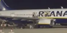 Falso allarme incendio su volo Ryanair a Maiorca, 18 feriti nella fuga