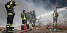 Grosseto, stop ai treni per un incendio. Evacuato un albergo