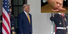 Trump, lividi su mani e gambe. Casa Bianca: 'Insufficienza venosa'