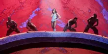 Dua Lipa omaggia Raffaella Carrà con A far l'amore comincia tu