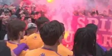 Fiorentina-Betis, la carica dei tifosi viola