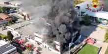 Incendio in azienda a Signa, le autorità: 'Chiudere finestre a 2 km'