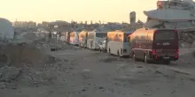 La colonna dei bus della Croce Rossa a Gaza