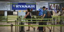 Ryanair, più bonus per personale che intercetta bagagli fuori misura