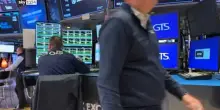 Trump tira dritto sui dazi, nuovo scontro con la Fed