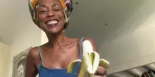 Toscana, insulti razzisti a Bundu: lei risponde con una banana