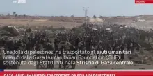 Gaza, aiuti umanitari trasportati da folla di palestinesi