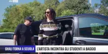 Ghali torna nella scuola dove ha studiato e incontra gli studenti. VIDEO