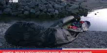 Francia, polizia blocca migranti in mare: nuove regole