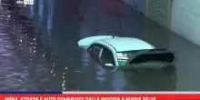 India, strade e auto sommerse dalla pioggia a Nuova Delhi