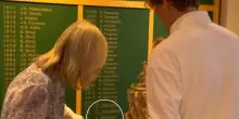 Sinner 'guarda' Sinner: il suo nome sull'albo d'oro di Wimbledon. VIDEO