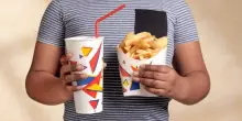 Snack e cibi pronti, in Italia un bambino su 2 li consuma di frequente