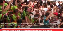 Tomatina, festa di pomodori a Buñol con bandiere palestinesi