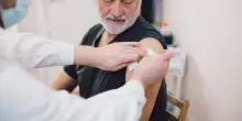 Arriva l’influenza, ma meno di un anziano su due si vaccina: i dati