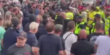 Manifestanti anti migranti a Londra: scontri con la polizia