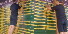 Wimbledon, il tabellone si aggiorna con... la scala a pioli!