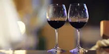 Demenza, studio: l’alcol aumenta il rischio anche in quantità moderate