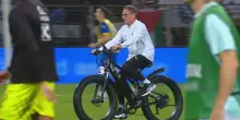 Austria, Ct Ragnick entra in campo con una bici
