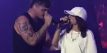 Angelina Mango torna sul palco (a sorpresa) al concerto di Olly. VIDEO