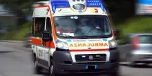 Mestre, bimbo cade da quinto piano e urta una tettoia: è grave
