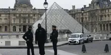 Furto al Louvre, fermati due sospetti: già noti alla polizia per furto